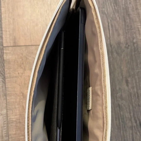 Tumi | Cream Leather Laptop Sleeve - Picture 9 of 10